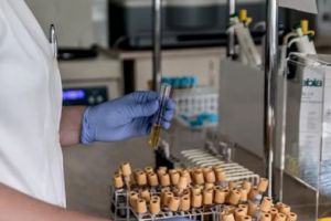 STUDIU. Persoanele cu grupa de sânge A (II) sunt mai predispuse la infectarea cu Covid-19. Cele cu O (I), mai rezistente