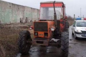 Tractorist beat şi fără permis, prins de poliţişti în judeţul Satu Mare