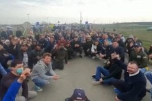 VIDEO| Mii de români BLOCAȚI la graniţa dintre Austria şi Ungaria: „Vrem acasă!” ”Ruşine să vă fie!