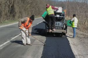 Reparaţii pe un drum intens circulat din Timiş, favorizate de traficul redus din pricina pandemiei de coronavirus