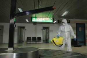 Un bărbat diagnosticat cu coronavirus în Spania a venit cu o aeronavă pe aeroportul din Otopeni. El a prezentat simptome pe parcursul zborului. În avion s-au aflat 60 de pasageri