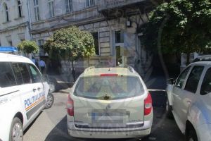 Cei care parchează în faţa căilor de acces riscă AMENZI USTURĂTOARE şi RIDICAREA maşinilor. Autorităţile iau noi MĂSURI (FOTO)