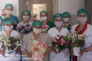FOTO| Flori pentru angajaţii Spitalului Judeţean de Urgenţă Alba – Secţia de boli infecţioase: ”Mergem la spital pentru voi, staţi în casă pentru noi”