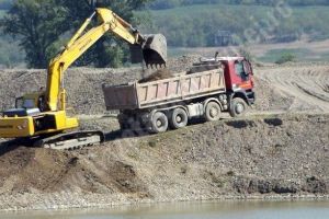 MĂNEȘTI: Doi bărbaţi au fost prinşi de poliţisti în timp ce sustrăgeau agregate minerale