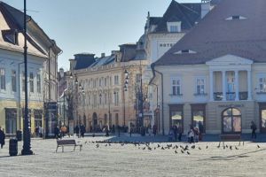 FOTO: Sibienii nu vor să stea în case – Centrul oraşului, plin de oameni la plimbare
