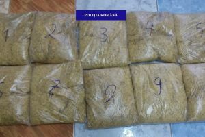 Tânăr din Bihor prins cu 5 kilograme de tutun în portbagaj. Poliţiştii l-au lăsat fără marfă şi i-au întocmit la dosar penal