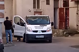 O batrana si-a pierdut viata, dupa ce a cazut de la etajul 2 al blocului in care locuia