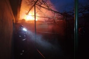 FOTO: Incendiu puternic în cartierul Ștrand – Arde un garaj