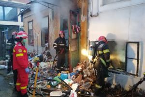 FOTO – Cinci sibieni scoşi dintr-o casă în flăcări. de pe strada Târgu Peştelui