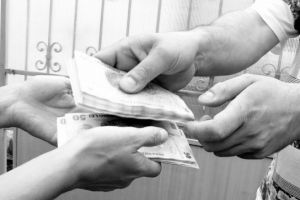 PERCHEZITII in Ploiesti, la escroci care furau bani din locuinte pretinzand ca sunt angajati ai firmelor de utilitati