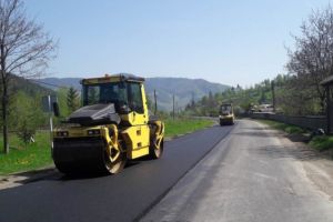 S-au semnat contractele pentru întreţinerea de vară a drumurilor judeţene