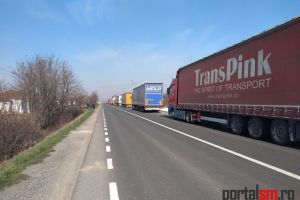 FOTO. Coadă kilometrică de TIR-uri la Petea: ,,Stăm de 10 ore”