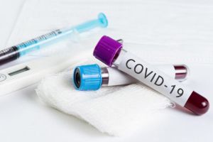 Un bărbat infectat cu coronavirus s-a plimbat dezlegat prin sat şi s-a întâlnit cu cel ...