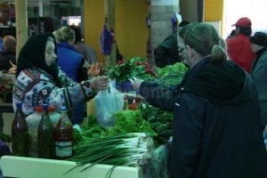 Mască şi mănuşi de protecţie, obligatorii pentru vânzătorii din pieţele agroalimentare ...