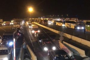 VIDEO – Mii de români blocaţi la graniţa dintre Austria şi Ungaria au intrat pe timpul nopţii în România