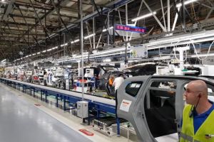 Dacia închide temporar fabrica de la Piteşti – Angajaţii stau acasa