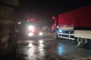 Hală de la fabrica de mobilă din Rădăuţi, cuprinsă un incendiu provocat intenţionat