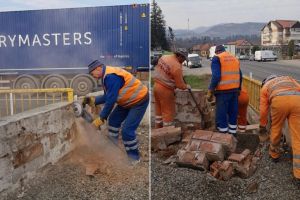 FOTO: Lucrări la Tălmaciu – Se reface trecerea pietonală care traversează râul Sadu