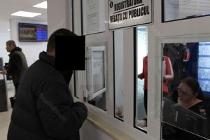 La Taxe şi Impozite au fost montate primele paravane de sticlă care să-i protejeze pe funcţionarii Primăriei