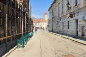 Masuri: Scaune amplasate afara pentru cetatenii care asteapta la Directia de Venituri din Centrul Vechi