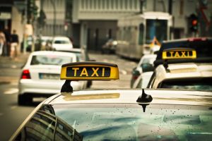 Poliţia recomandă TAXIMETRIȘTILOR să fie prevăzători cu privire la PERICOLUL de a se infecta şi răspândi VIRUSUL