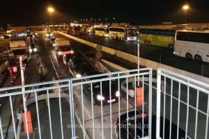 5.000 au ajuns deja, mai urmează şi alţii: Încă un val de români blocaţi la graniţa Austriei cu Ungaria va porni spre România (VIDEO)