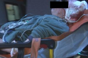 CU O LOVITURĂ DE TOPOR, I-A CRĂPAT CAPUL