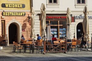 VIDEO FOTO SFIDĂTOR: Terasă deschisă în centrul Sibiului – Nu respectă măsurile autorităţilor