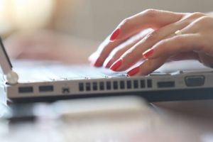 Mii de elevi din Timiş au nevoie de laptop, tabletă sau telefon pentru a face cursuri online pe timpul pandemiei de coronavirus