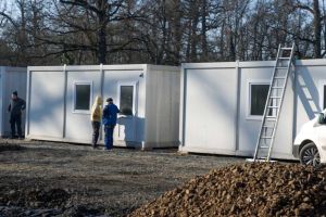 Containerele primăriei încă nu pot fi folosite pentru carantină. Se aşteaptă să fie montate toate