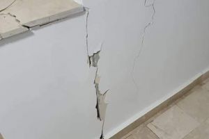 Locuitorii unui bloc din Floreşti se plâng că le crapă blocul din cauza lucrărilor la un bloc învecinat