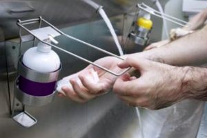 O maşină care trebuia să ducă dezinfectanţi la spitalul din Lugoj, prădată de hoţi pe drum