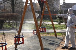 FOTO. Acţiuni de dezinfecţie în parcurile şi locurile de joacă din Satu Mare
