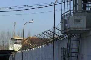 Bărbat escortat de poliţişti în Penitenciarul Botoşani. Pentru ce va sta Mihai după gratii