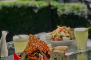 Restaurantul Belvedere din Botoşani face doar livrări la domiciliu. Cum puteţi comanda cele mai delicioase combinaţii culinare