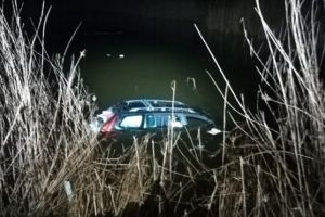 NEWS ALERT: Au SĂRIT cu MAŞINA în lacul de la Ghioroc (FOTO)