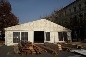 Cortul, pregătit pentru zile grele. Containerele, o prelungire a spitalului