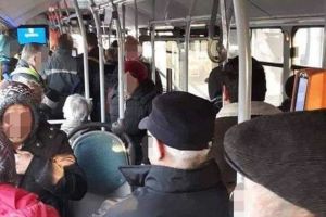 FOTO| Trebuie să fii cel puţin naiv să crezi că oameni precum cei din poza de mai jos vor sta acasă de bună voie