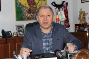 Radu Moldovan: Avem o problemă gravă cu cei aflaţi în autoizolare. Ce primar le-a dus lemne cu roaba