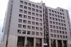 Lume panicată la Trezoreria Braşov. O persoană se pare că ar fi pozitivă