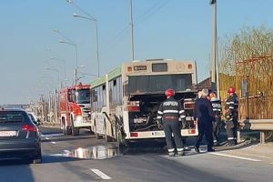 Incendii în mers: O maşină şi un autobuz au luat foc pe străzile din Oradea
