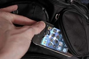 Bărbat reţinut de poliţişti după ce a furat mai multe telefoane din mijloace de transport în comun