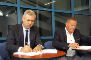 Pista Aeroportului intră în reparaţii capitale. CJ şi PORR Construct au semnat