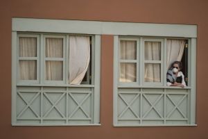 Până la 15 ani de închisoare! Pedepse dure pentru cei care nu respectă izolarea, carantina sau transmit virusul cu bună ştiinţă