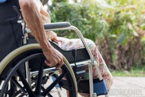 Caz revoltător în Bihor: O femeie care a suferit un accident vascular şi a fost trimisă acasă din Anglia nu e primită de familie de spaima coronavirusului