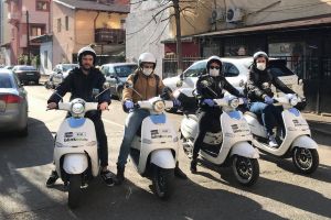 Jos pălăria: Un grup de tineri se oferă să facă cumpărături pentru orădenii vulnerabili, ca aceştia să nu fie nevoiţi să iasă din case