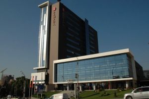 Coronavirusul loveşte în plin hotelierii din Sibiu – Ramada îşi trimite angajaţii acasă