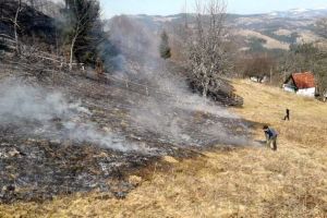 FOTO, VIDEO| INCENDIU de vegetaţie în satul Huzăreşti. Au intervenit jandarmii, localnici, lucrători silvici şi voluntari