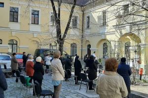 Liturghie pe timp de coronavirus la Timişoara, în aer liber şi cu distanţă între participanţi