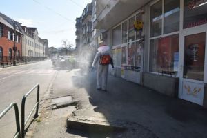 FOTO: Dezinfecţie pe spaţiile publice din Sângeorgiu de Mureş